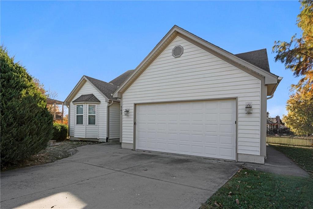 Photo 4 of 741 SW Windsong Circle