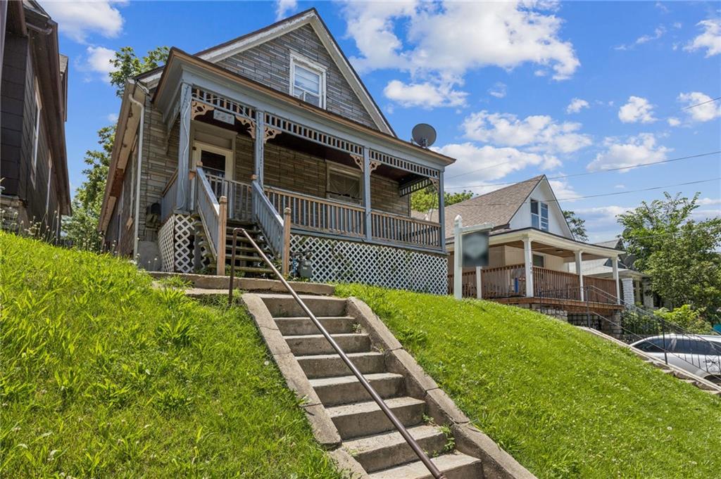 Photo 2 of 747 Reynolds Avenue