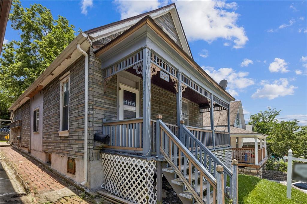 Photo 3 of 747 Reynolds Avenue