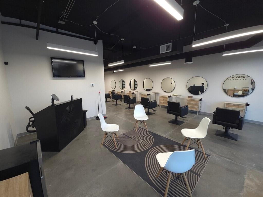 Photo of 7510 N Oak Trafficway