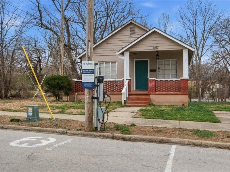 Photo 4 of 3107 Elmwood Avenue