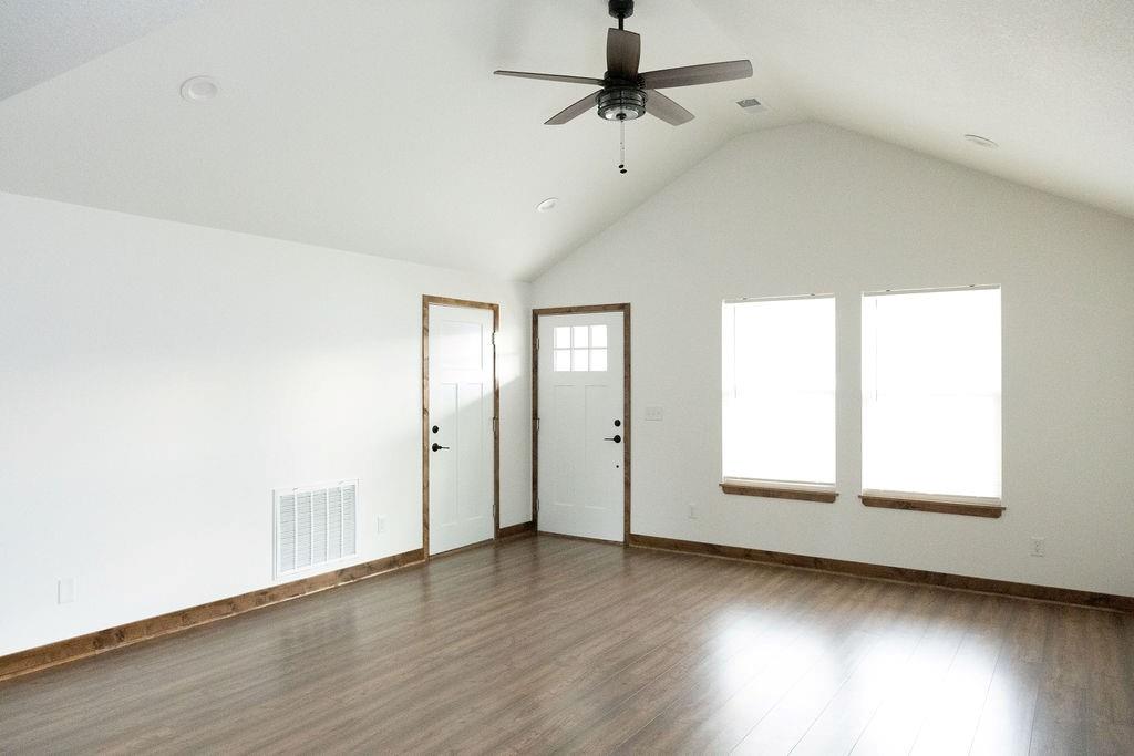 Photo 5 of 609 W Dryden Street