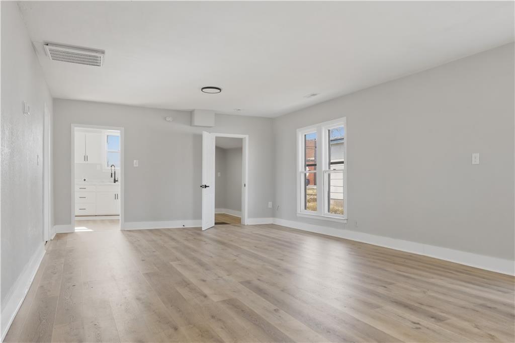 Photo 3 of 517 Parker Avenue