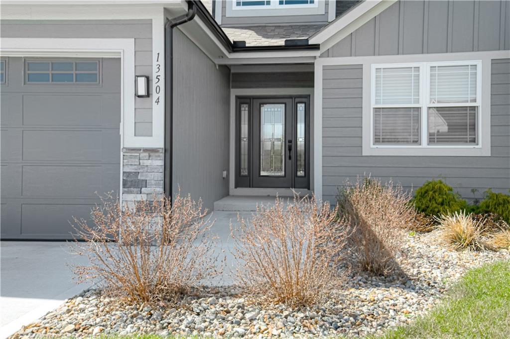 Photo 4 of 13504 Oakridge Drive