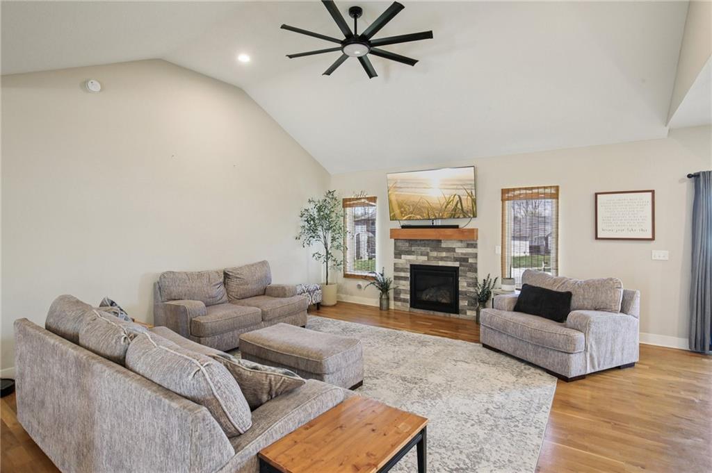 Photo 5 of 594 N Oakwood Lane