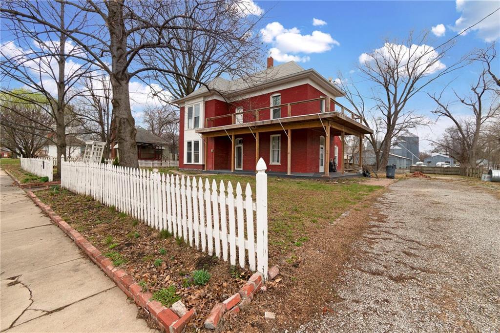 Photo 2 of 608 W Maple Street