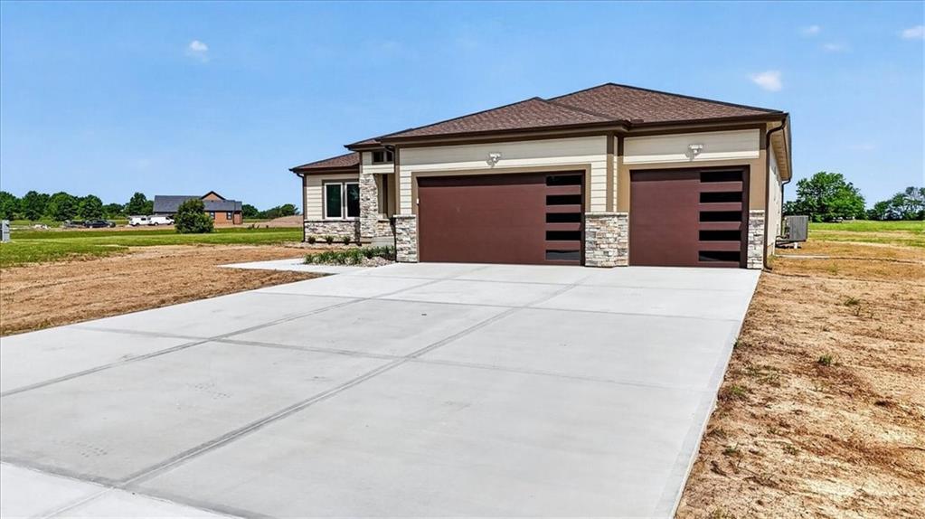 Photo 3 of 422 NE Lakota Drive