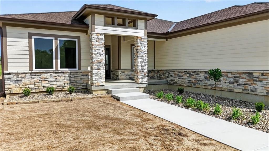 Photo 4 of 422 NE Lakota Drive