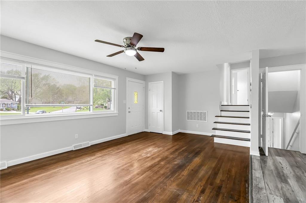 Photo 5 of 604 NW Carroll Drive