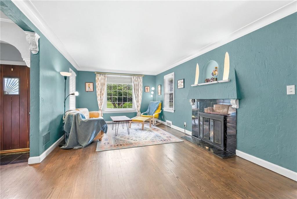 Photo 5 of 719 E Gregory Boulevard