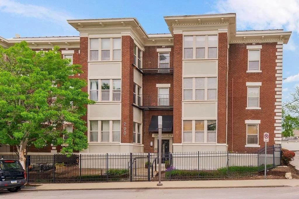 Photo of 200 E 43rd Street #306