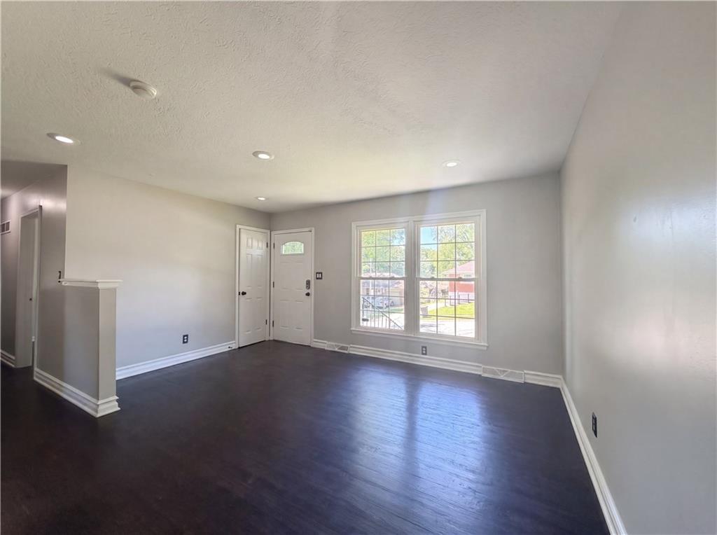 Photo 3 of 3809 S Drumm Avenue