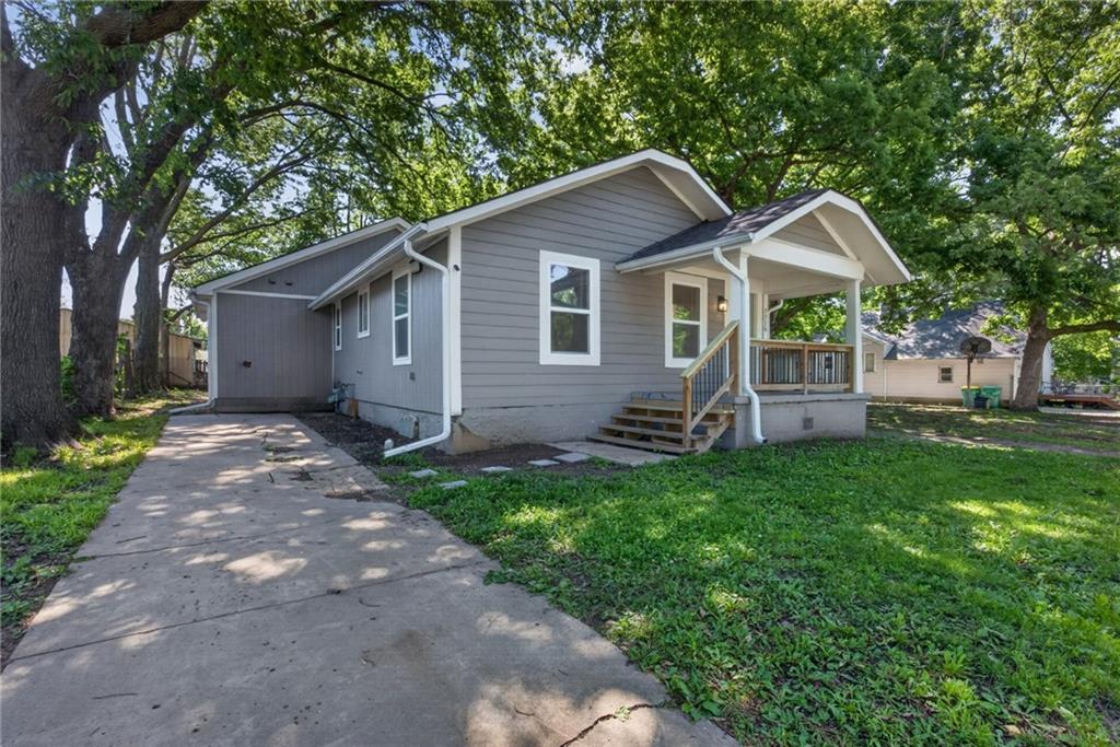 Photo 4 of 2715 S 37th Street