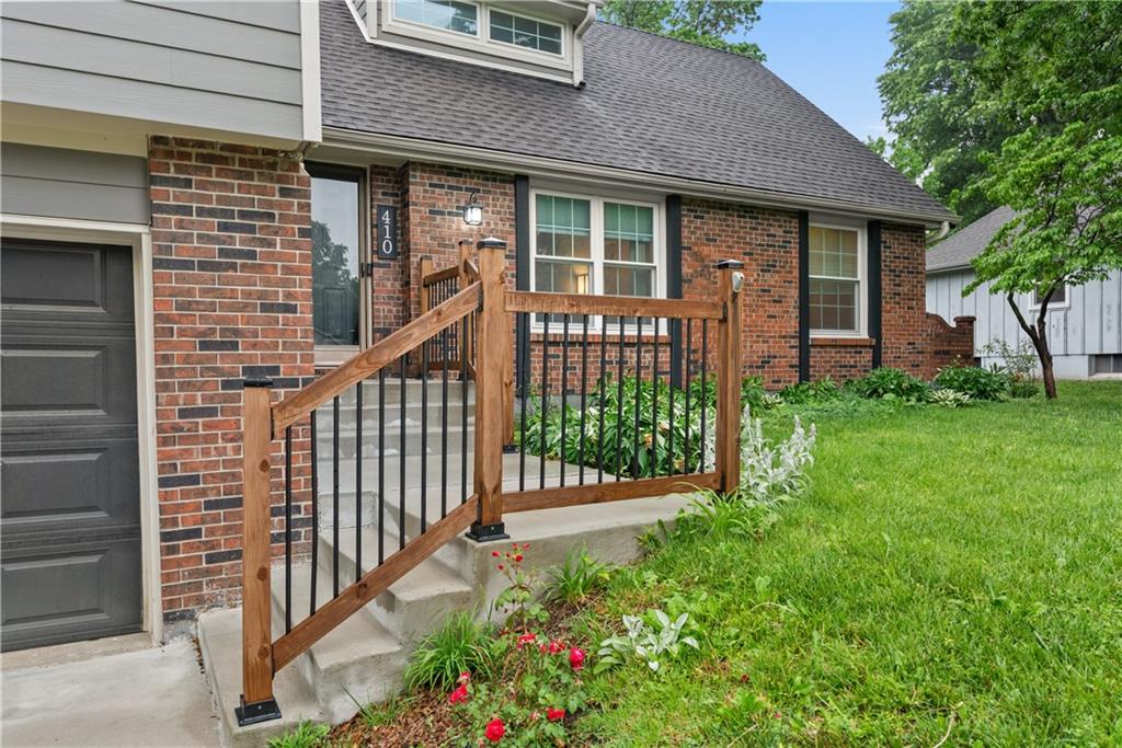 Photo 4 of 410 SE RICHARDSON Place