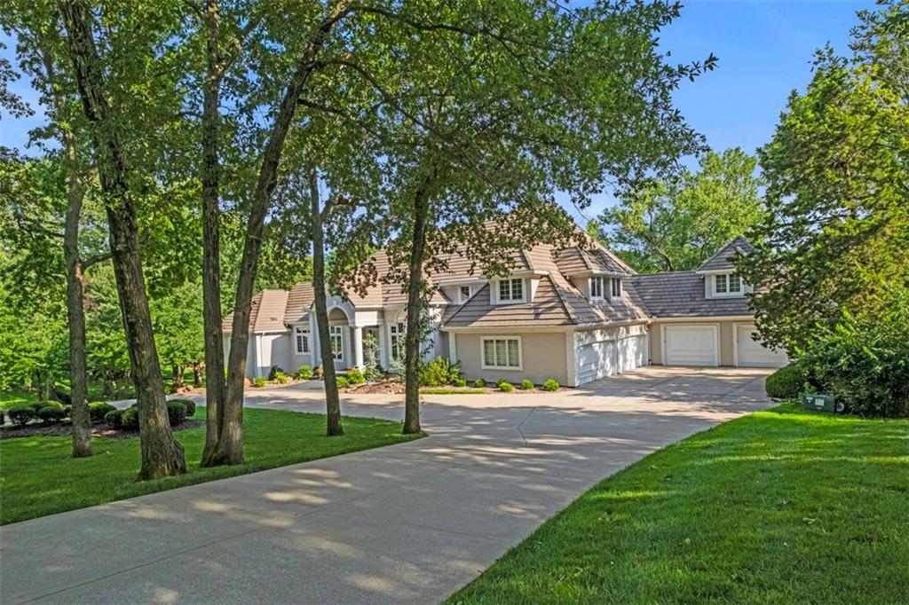 Photo 2 of 425 NE Saint Andrews Circle