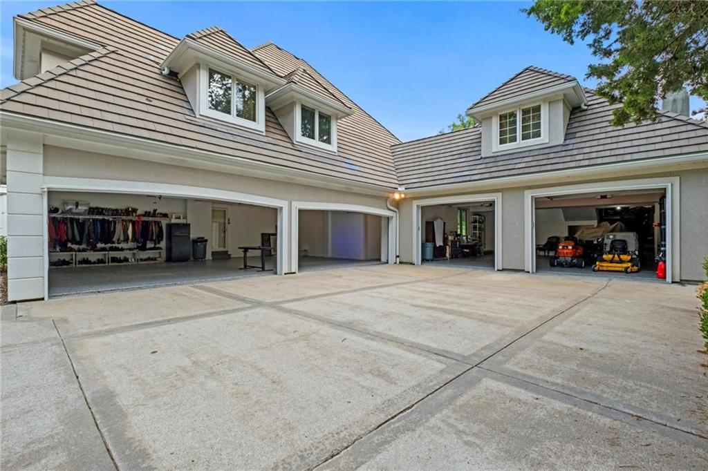 Photo 3 of 425 NE Saint Andrews Circle