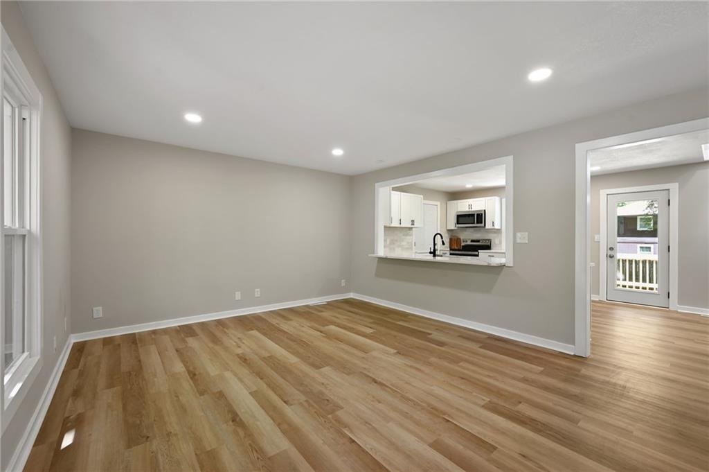 Photo 3 of 406 E 11th Street