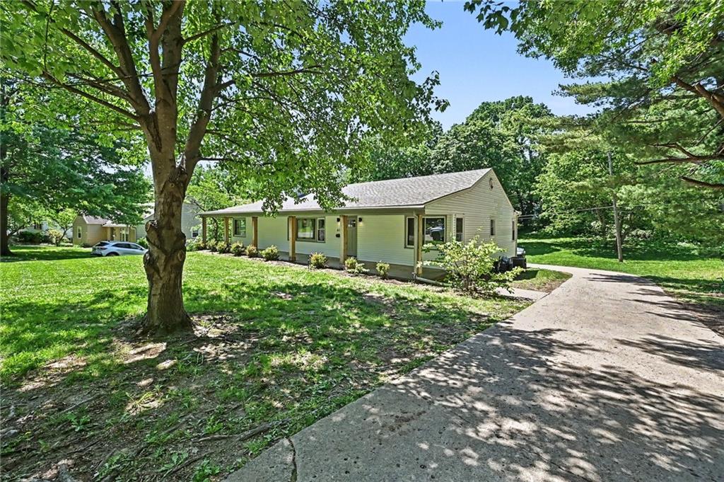 Photo 2 of 613 E Red Road