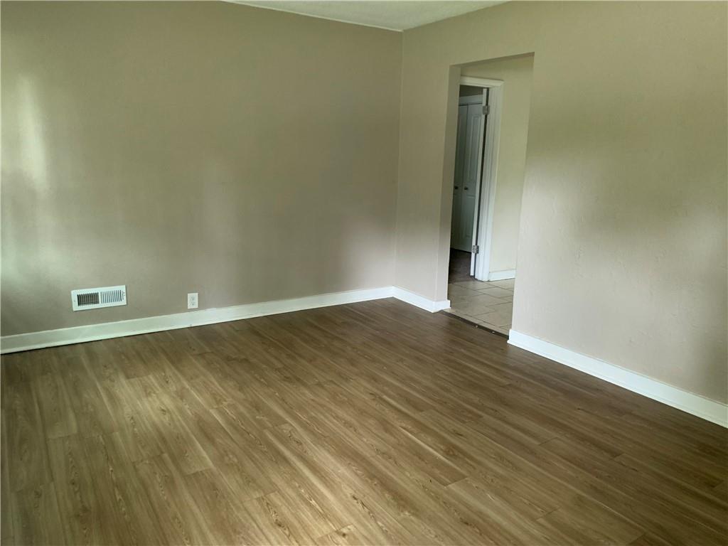 Photo 3 of 10821 BENNINGTON Avenue