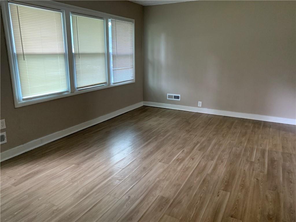 Photo 4 of 10821 BENNINGTON Avenue