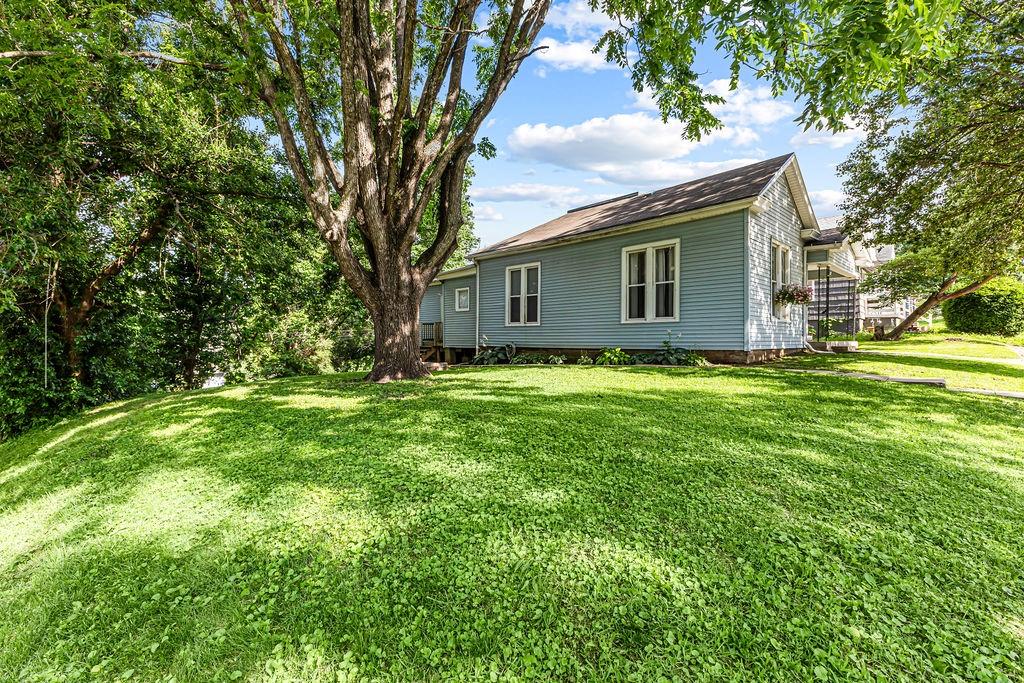 Photo 3 of 1819 Dewey Avenue