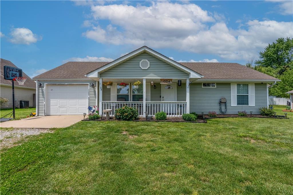 Photo of 1004 S Oak Street in La Monte, MO