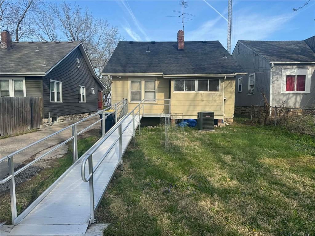 Photo 2 of 2206 Oakley Avenue