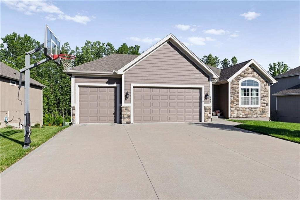 Photo of 931 N Oak Terrace