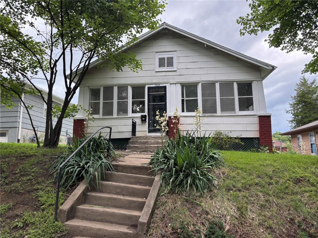 Photo 2 of 3329 Duncan Street