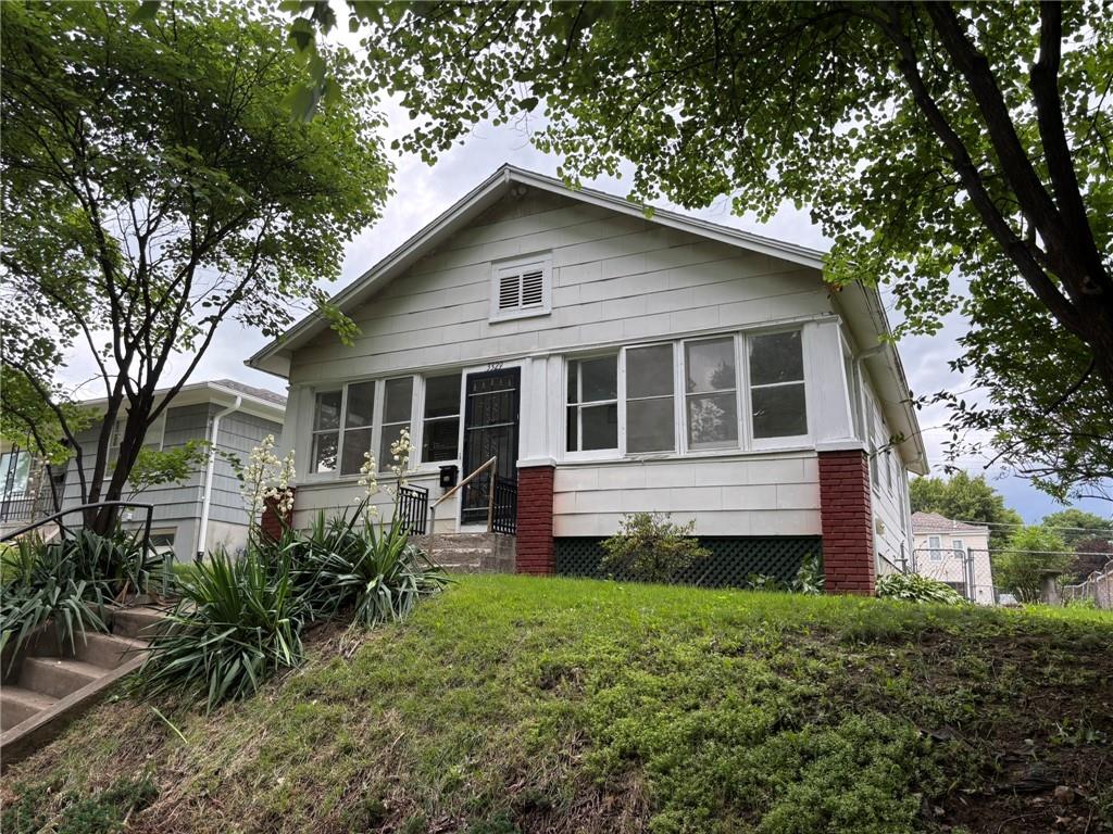 Photo 3 of 3329 Duncan Street