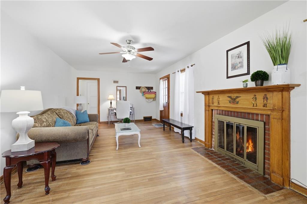 Photo 4 of 5341 N SPRUCE Avenue