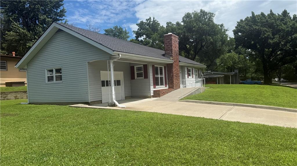 Photo 2 of 809 Anderson Street