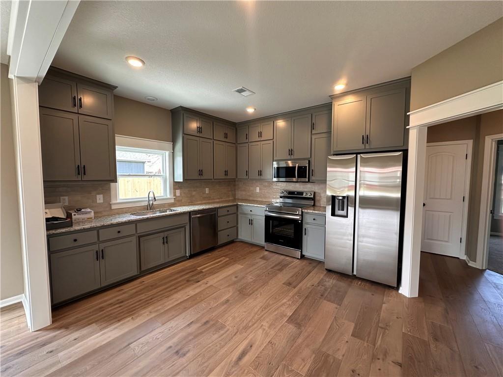Photo 3 of 1102 S Oak Street