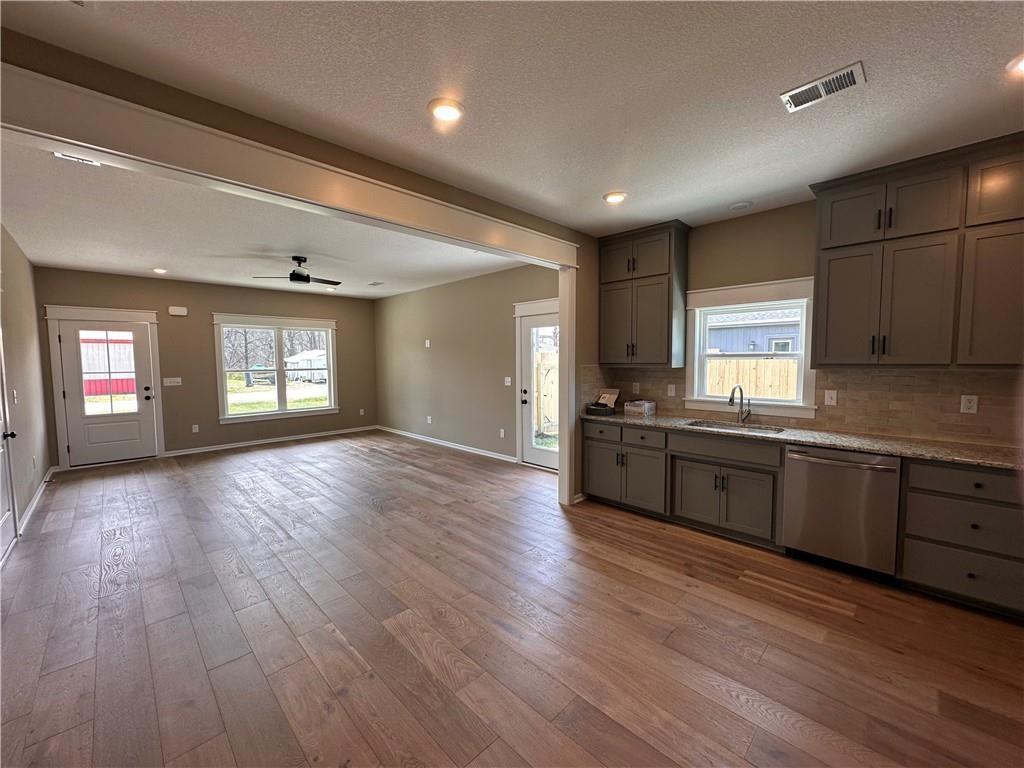 Photo 4 of 1102 S Oak Street