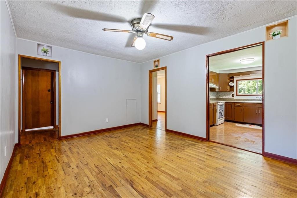 Photo 4 of 4905 Oakland Avenue
