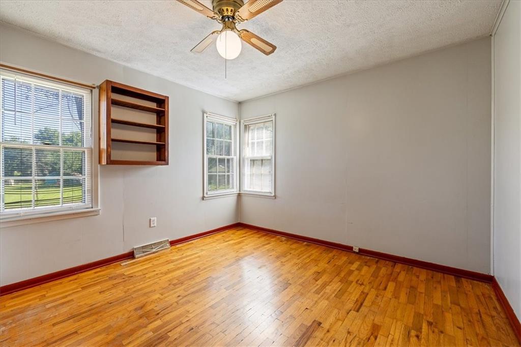 Photo 5 of 4905 Oakland Avenue