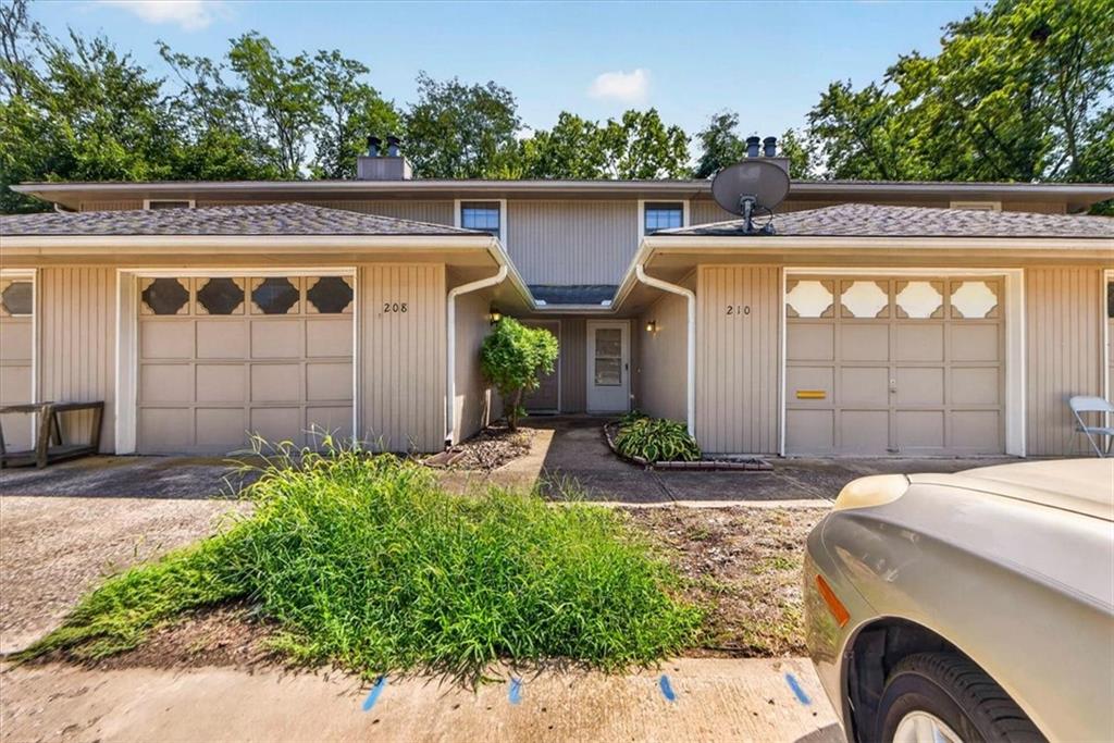Photo of 210 NW Nottingham Drive