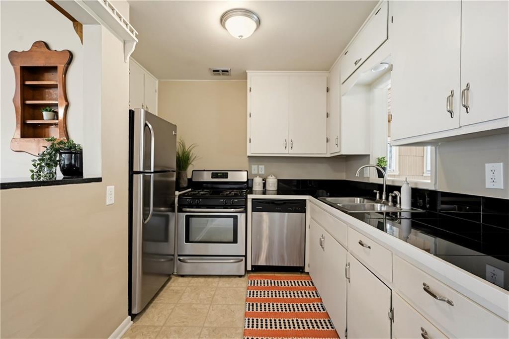 Photo 4 of 704 S Cedar Street