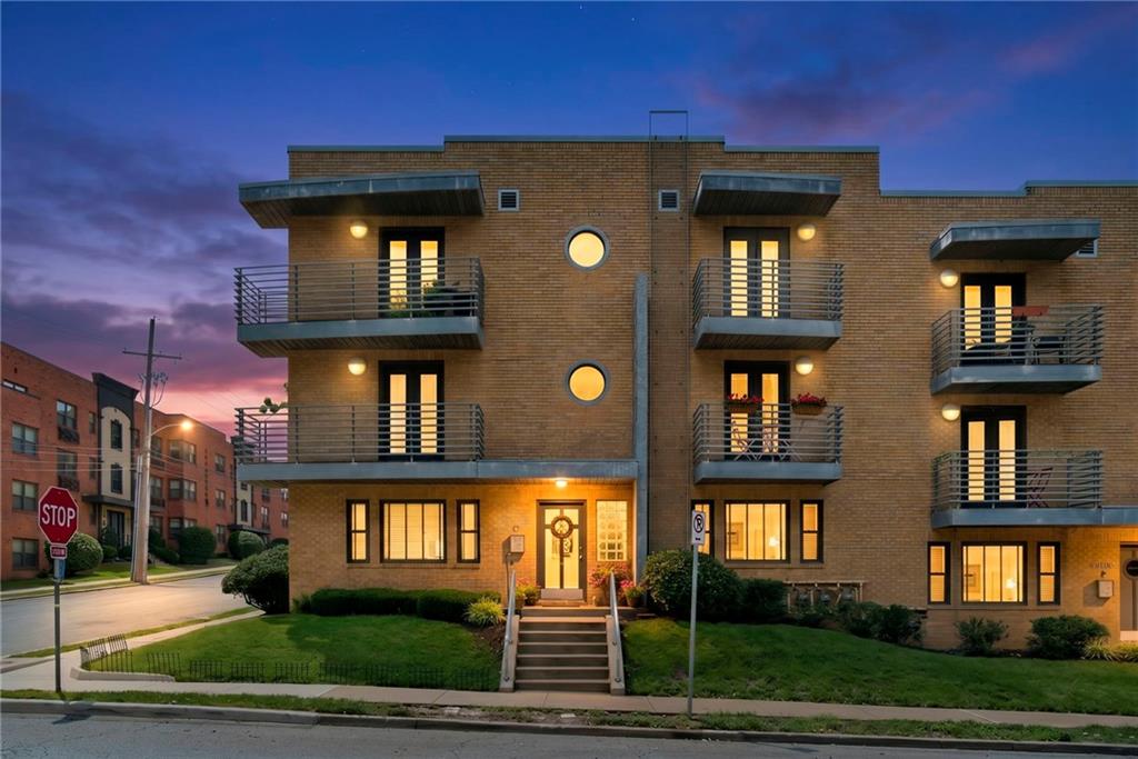 Photo 2 of 4540 Broadway Avenue #2N