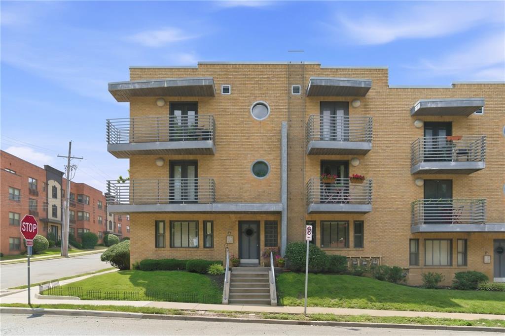Photo 3 of 4540 Broadway Avenue #2N