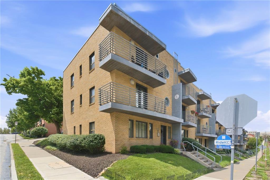 Photo 4 of 4540 Broadway Avenue #2N