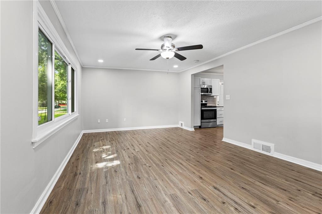 Photo 4 of 2320 W 76th Street