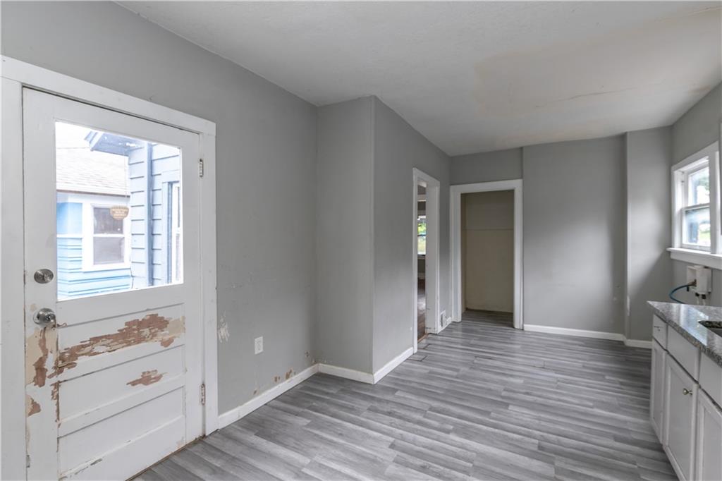 Photo 3 of 809 Monroe Avenue