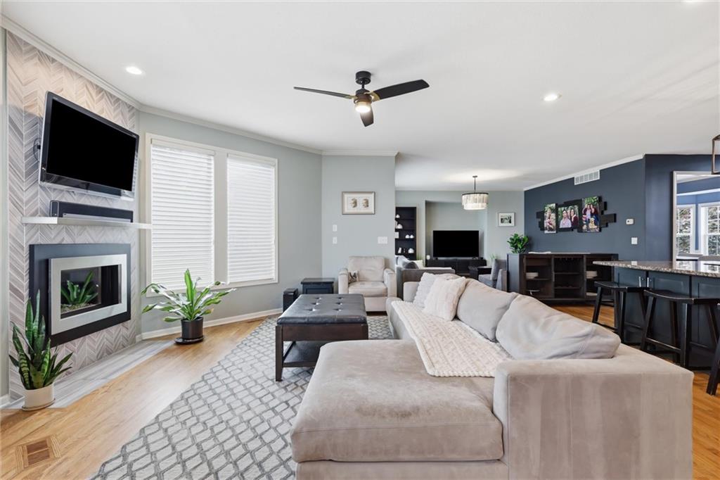 Photo 6 of 5911 Theden Street