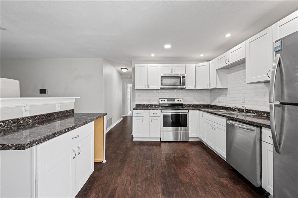Photo 6 of 11320 Lewis Avenue