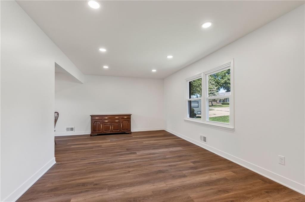 Photo 2 of 1006 Orrington Place