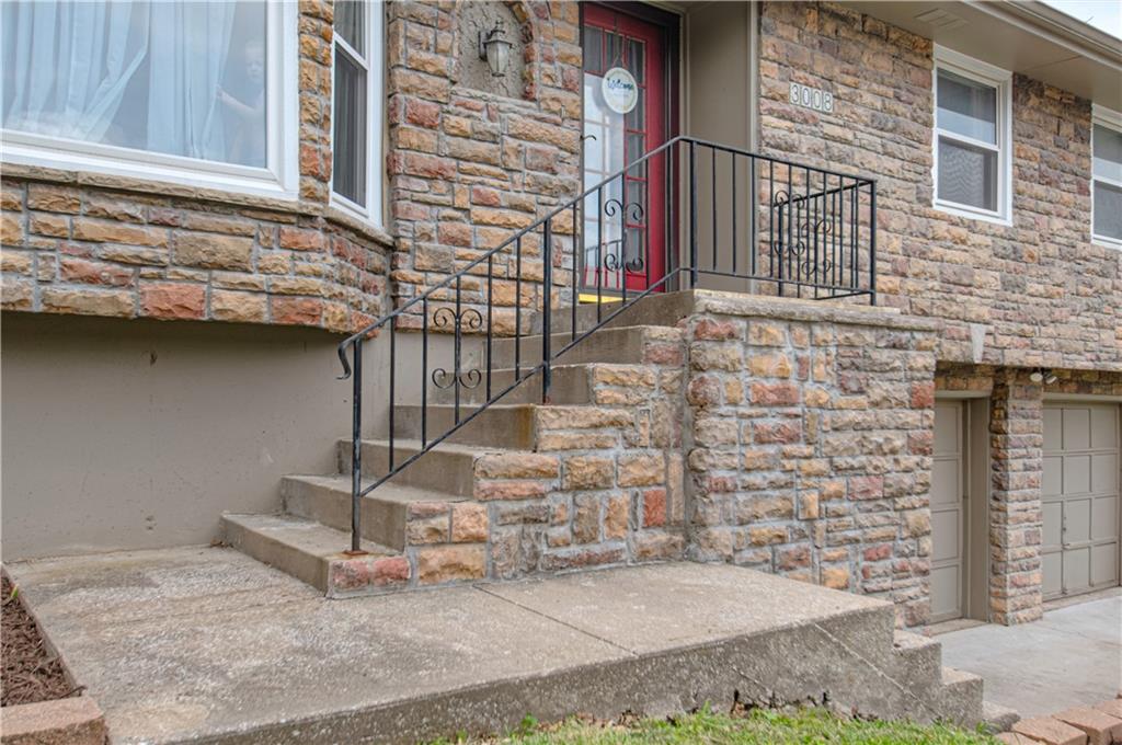 Photo 2 of 3008 S Cochise Drive