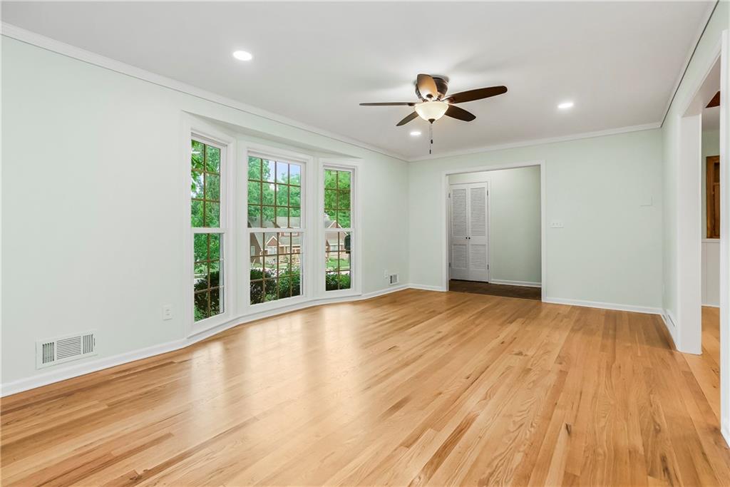 Photo 5 of 10006 Linden Street