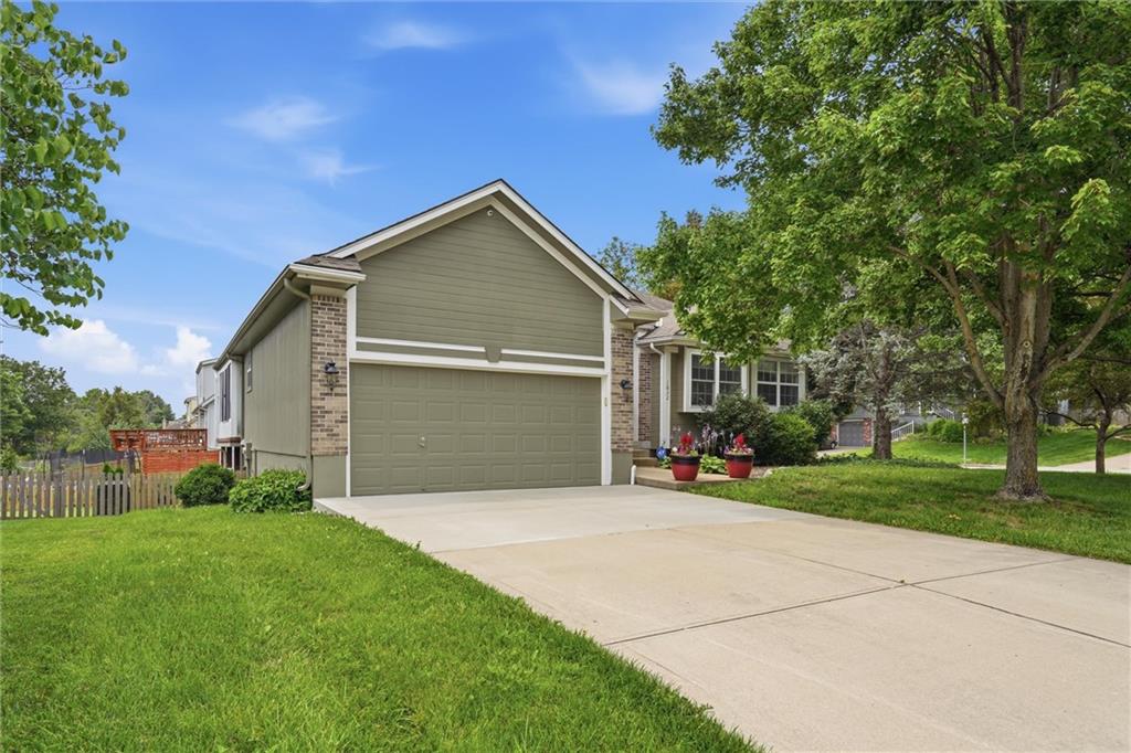 Photo 3 of 1832 Stonewood Drive