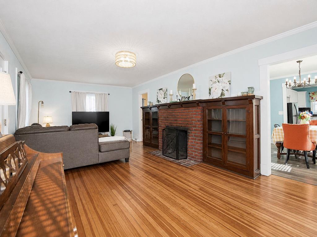 Photo 3 of 411 E Walnut Street